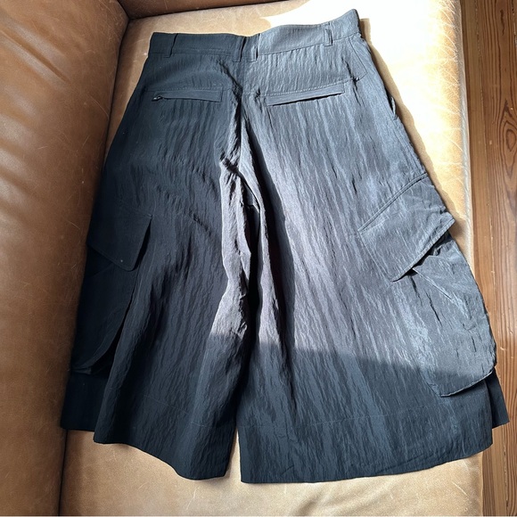 COS Longline Cargo Shorts black minimal summer spring contemporary knee length - Picture 3 of 7